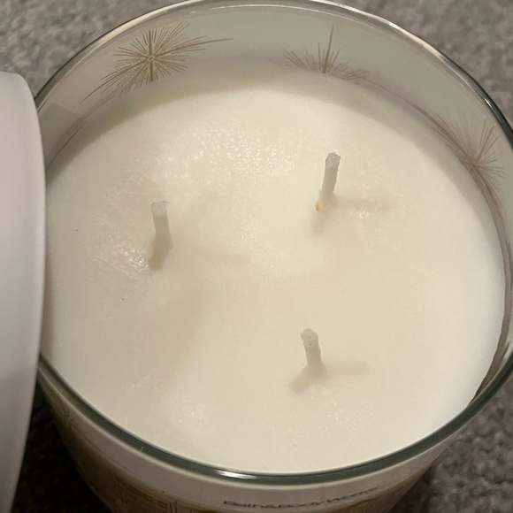 Bath & Body Works Sun Ripened Raspberry Candle - Picture 2 of 3